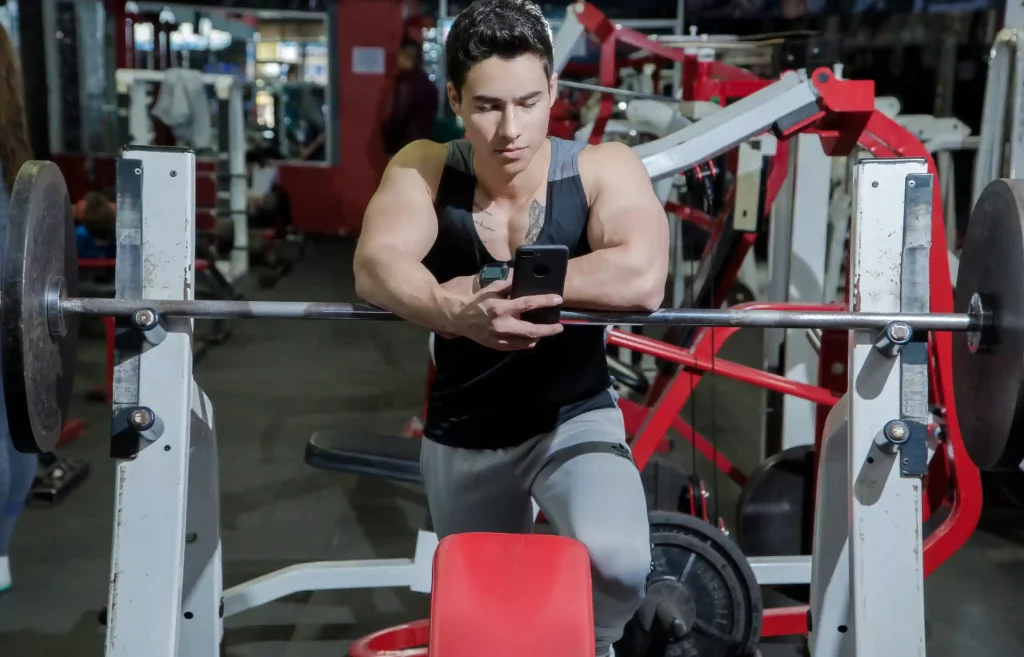 nie używaj telefonu podczas treningu